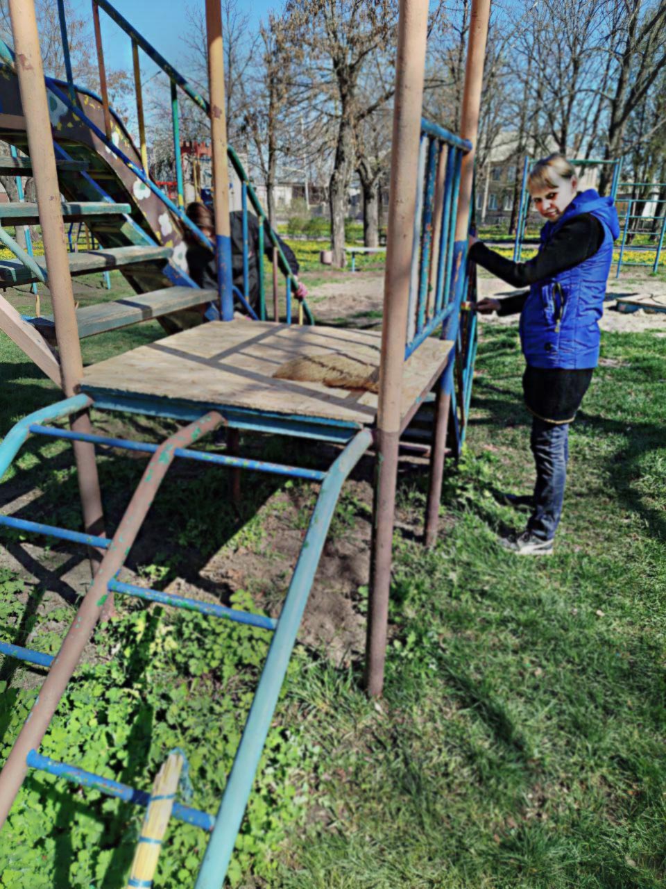 Благоустройство детской площадки возле Лисичанского ДК "Ленина" Благоустройство парка и детской площадки возле Лисичанского ДК "Ленина"