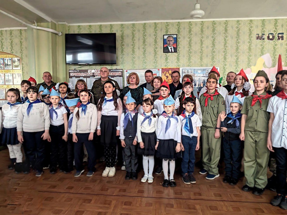 В школе №2 Лисичанска открыли "парту героев".