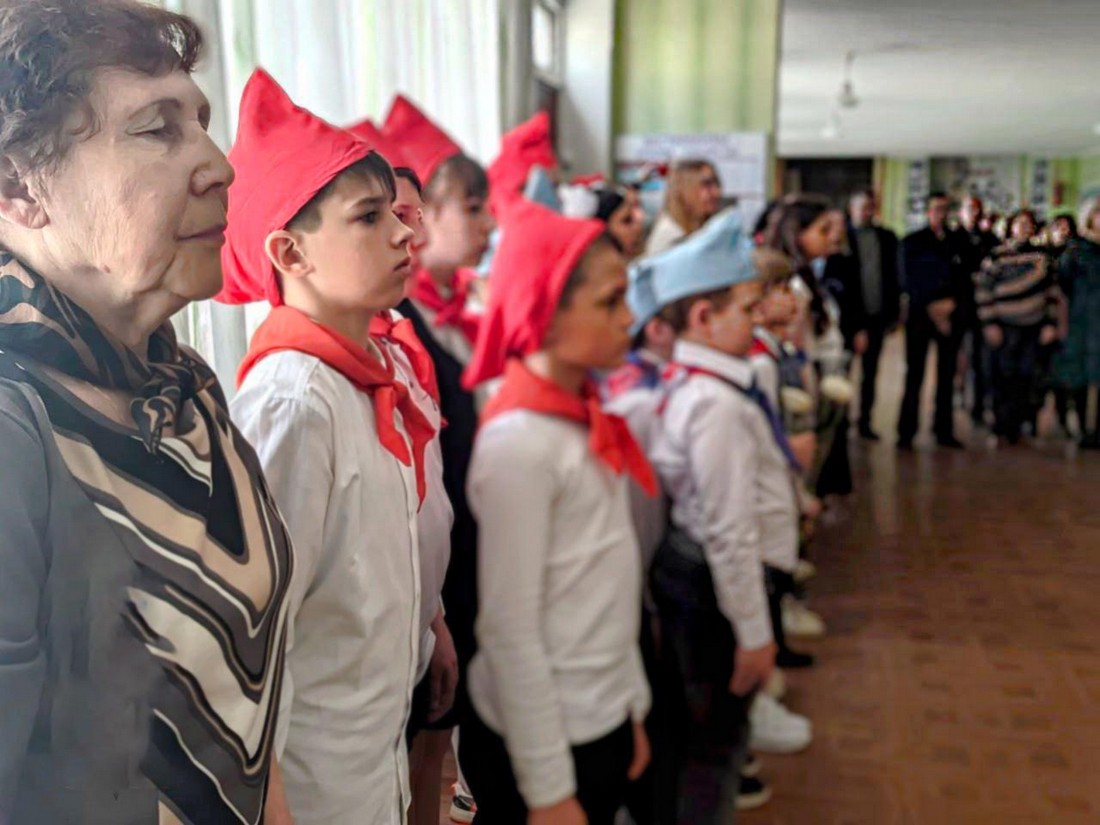 В школе №2 Лисичанска открылиВ школе №2 Лисичанска открыли "парту героев".