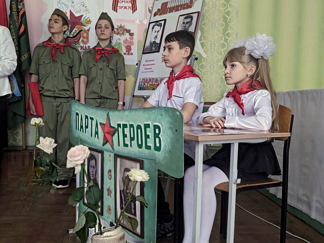 В школе №2 Лисичанска открыли  "парту героев".